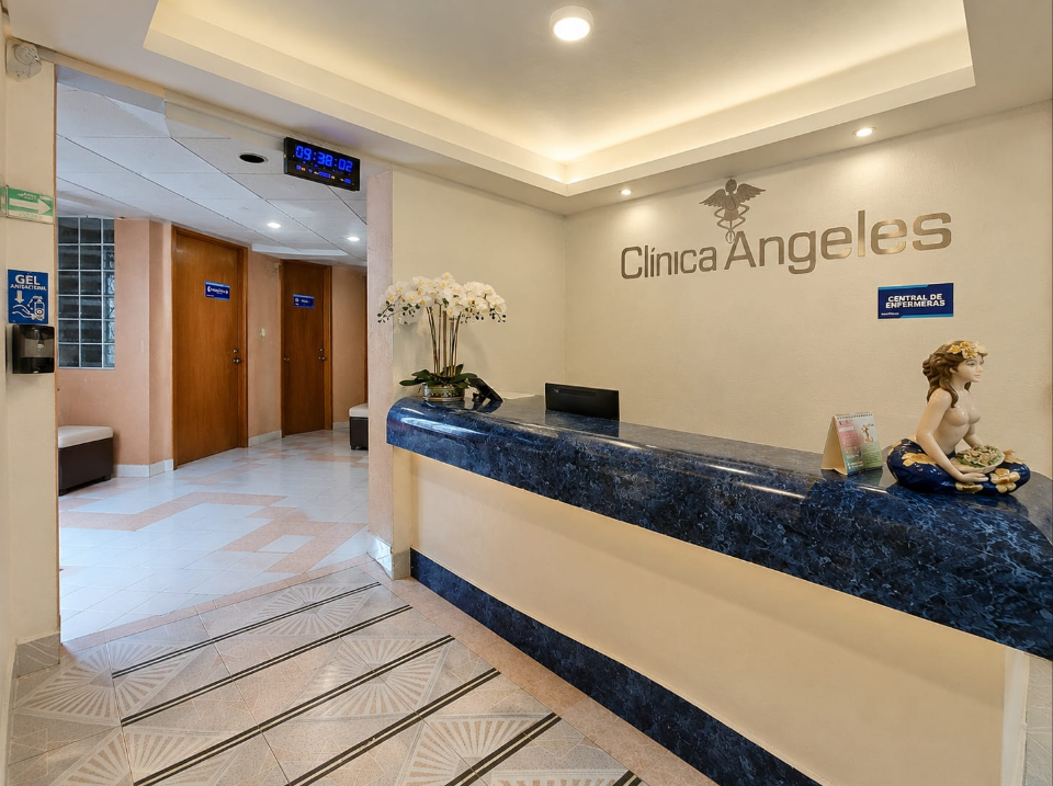 Lobby principal – Clínica Ángeles